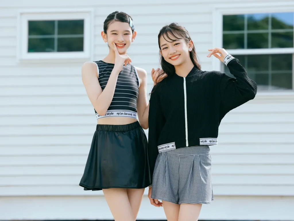 ヒナちゃん☆水着 2点セット￥5500 ／KP→24（アイル ズ）　ヘアピンセッ ト￥440／U（ユー）
ちひな☆ラッシュガード￥ 4400／KP→24（アイルズ） イヤリング￥330／ラティス