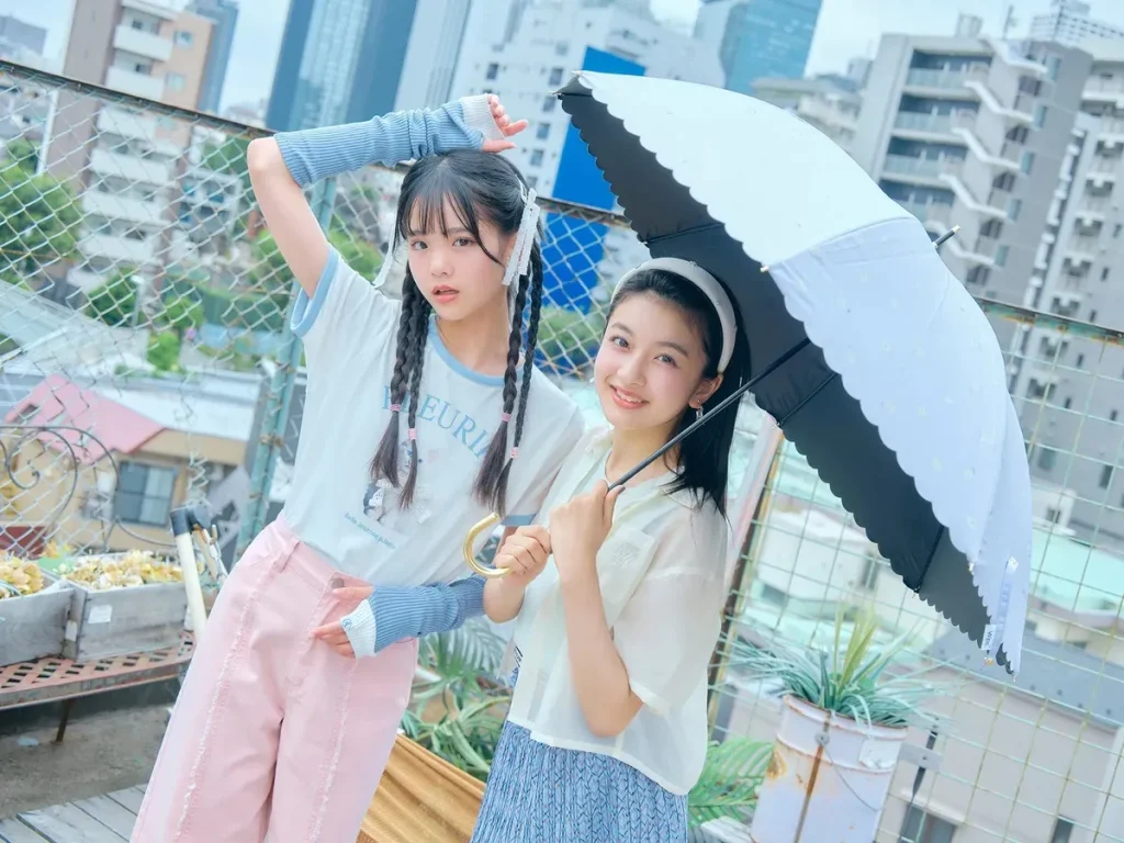 モデル：［左から］山腰 理紗（リサ）、安藤 実桜（ミオ）
リサ☆接触冷感アームカバー￥869／チュチュアンナ　Tシャツ￥2970、ピンクパンツ￥4990／ピンク ラテ　ヘアピン（2個セット）￥1540／OSEWAYA（お世話や）　イヤリング￥660／パリスキッズ原宿本店 
ミオ☆日傘￥3190／Wpc.（ワールドパーティー）　シャツとタンクのセット￥17600、 スカート￥17600／ともにメゾ ピアノ ジュニア カチューシャ￥990／U（ユー） イヤリング￥660／パリスキッズ原宿本店