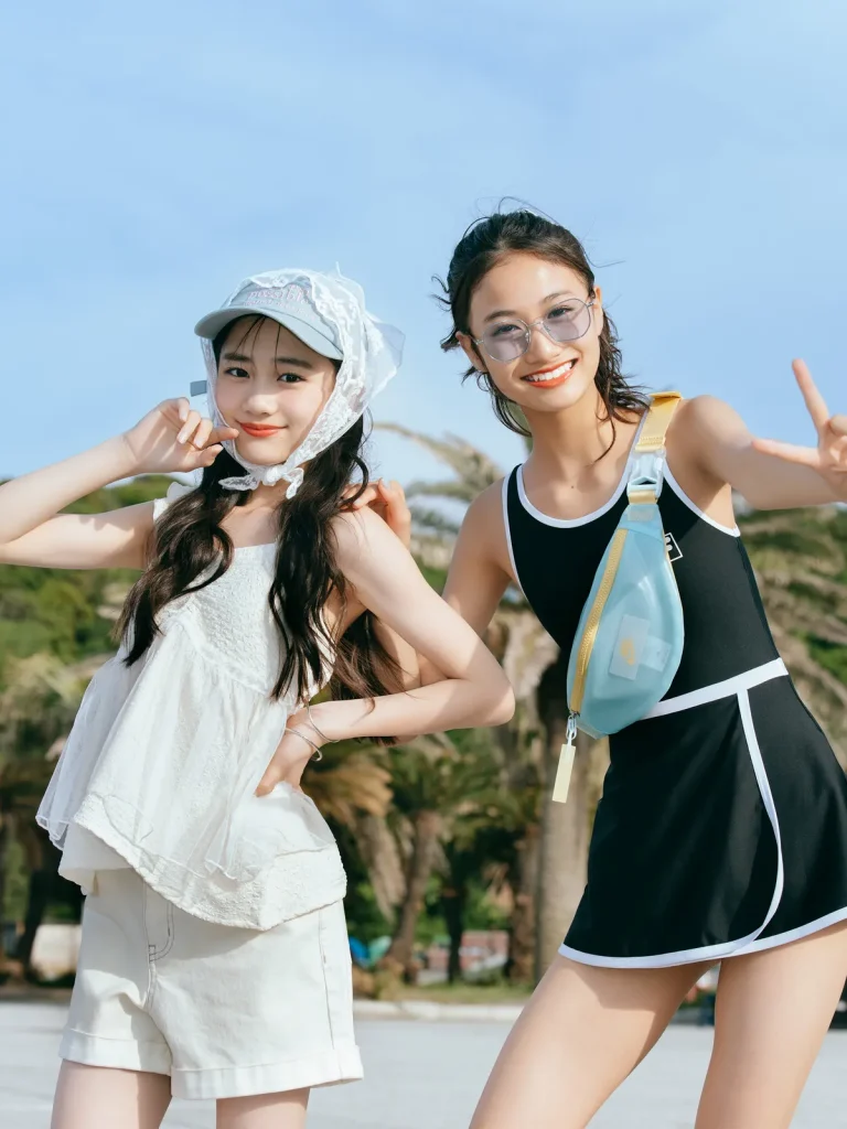 モデル：［左から］小沢 ちひな、かのん
ちひな☆水着2点セット￥4390／アムリールガール　デニショ￥1990／ジーユー※一部店舗のみ販売　キャップ¥1650、バブーシュカ￥660／ともにラティス　ブレスレット￥550／ルナアース
かのん☆水着￥3990／グローバルワーク　サングラス￥1290／ジーユー　バッグ￥4730／ナイキ スポーツウェア