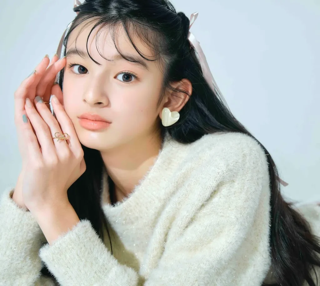 モデル：末永 ひなた（ヒナちゃん） ヒナちゃん☆ニット￥6990（オンライン限定）／GapKids　ヘアクリップ各￥330、リボンリング￥330、イヤリング￥330／すべてラティス　パールリング￥548、ゴールドビジューリング￥108／ともにルピス