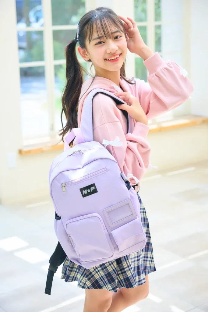 モデル：小沢 ちひな ちひな☆リュックサック￥3619／バースデイ　ジップパーカ￥6900／ブルーデイジー　スカート￥5390／シスタージェニィ　ヘアピンセット￥330／U（ユー）