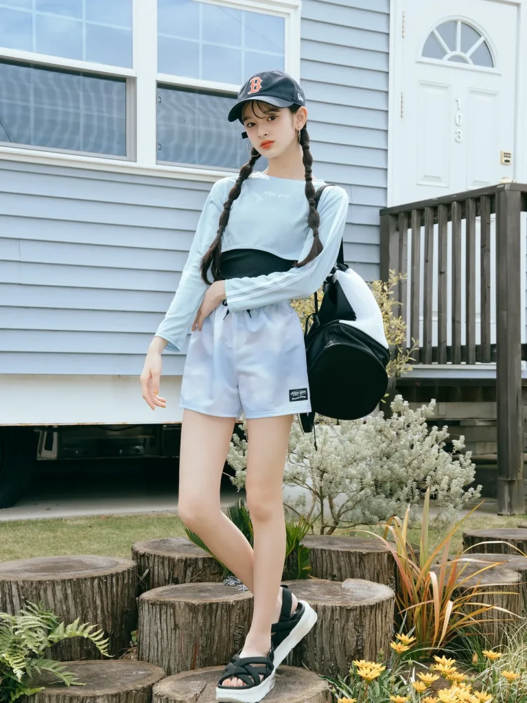 ヒナちゃん☆水着4点セット￥8690、バッグ￥2530／ともにアルジー（アイルズ）　キャップ ￥4620／ニューエラ イヤリング￥990／ラティス　サンダル￥4950／アルジー（東邦レマック）