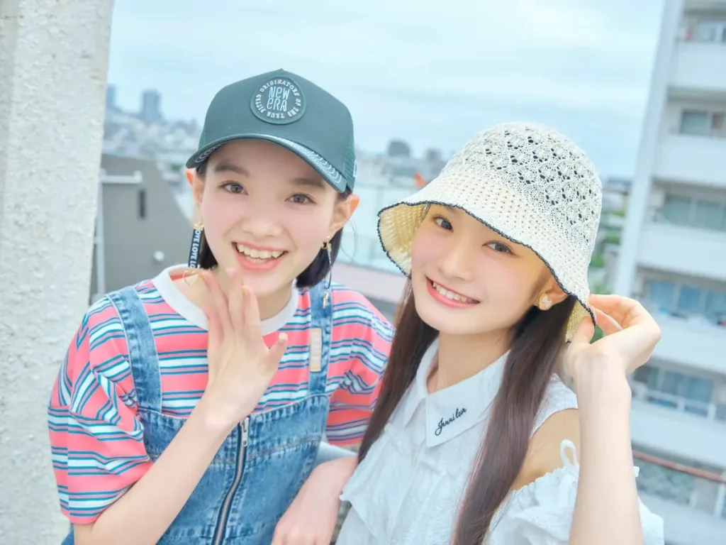 モデル：［左から］藤田 蒼果（アオカ）、丸山 晏奈（アンナ）
アオカ☆メッシュキャップ￥4400／ニューエラ　Tシャツ￥3190／チャンピオン（ヘブンズブランズ ジャパン）　デニムジャンスカ（別のTシャツとセット）￥5720／ジディー　イヤリング￥330／パリスキッズ原宿本店
アンナ☆クロシェハット￥2530、イヤリング￥330／ともにラティス　肩開きブラウス￥4730／ジェニィラブ