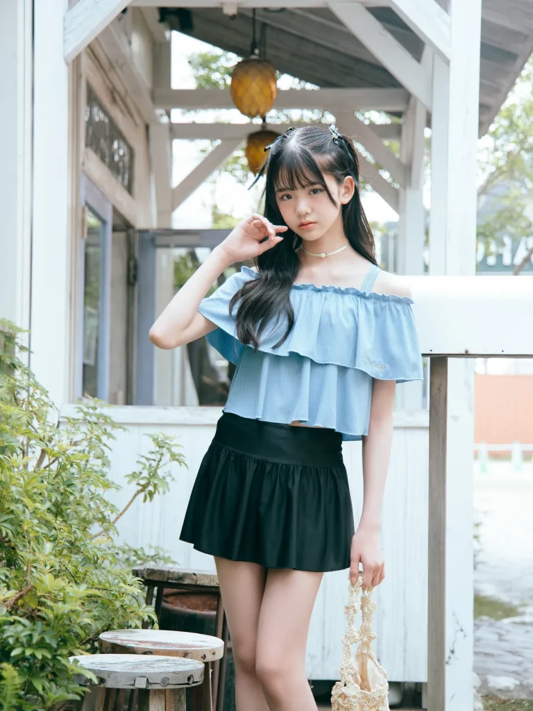 モデル：山腰 理紗（リサ）
リサ☆水着2点セット￥6380／ナイスクラップ（アイルズ）　ヘアピンセット￥550／パリスキッズ原宿本店 チョーカー￥990 ／OSEWAYA（お 世話や）　バッグ￥2750／ラティス