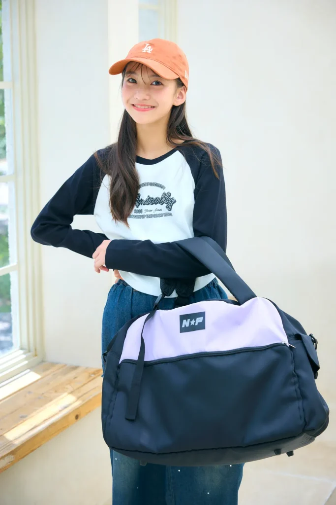 モデル：井口 美怜（ミレイ）　
ミレイ☆3wayボストンバッグ￥4719／バースデイ　トップス（参考商品）／シスタージェニィ　パンツ￥4390／ビスキー　キャップ￥5500／ニューエラ