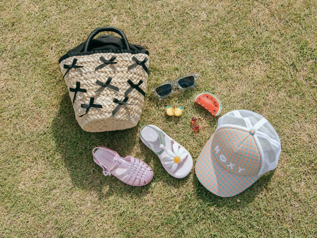 かごバッグ￥1699 ／グレイル　サングラス￥1098／SPINNS　スイカバンスクリップ￥550、パインヘアクリップセット￥990／ともにルナアース　いちごイヤリング￥990／パリスキッズ原宿本店 メッシュキャップ￥2970／ROXY　グリッターサンダル￥12100、フラワーサンダル￥8800／ともにメリッサ