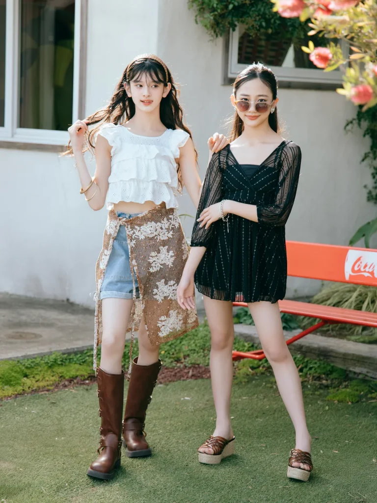 モデル：［左から］末永 ひなた（ヒナちゃん）、小沢 ちひな
ヒナちゃん☆水着2点セット￥2480／TeddyShop　デニムショーパン￥3980／UEBAN CHERRY　ラップスカート￥1980／ラティス　カチューシャ￥330、バングルセット￥550／ともにルナアース　ブーツ￥3999／グレイル
ちひな☆水着2点セット￥3180／TeddyShop　イヤリング￥330／ラティス　サングラス￥1100／ルナアース　ブレスレットセット￥590／ジーユー　サンダル￥999／グレイル