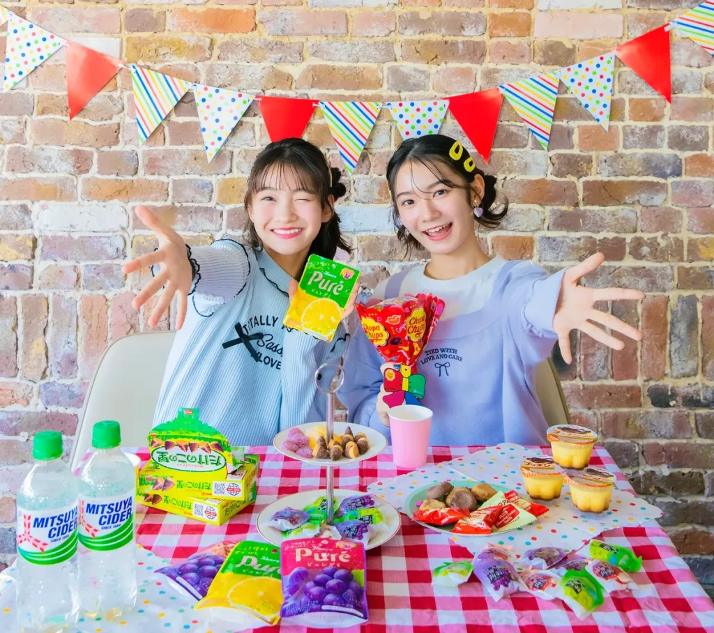 モデル：［左から］井口 美怜（ミレイ）、丸山 晏奈（アンナ）
ミレイ☆トップス¥3960／バイ ラビット　バタフライピン（4個セット）¥770／ミナキュート（メテオAPAC）　ビジューヘアピン（6本セット）¥770／U（ユー）　アンナ☆トップス¥3989／ピンク ラテ　ヘアピン（3個セット）¥770、イヤリング¥550／ともにミナキュートよしもと